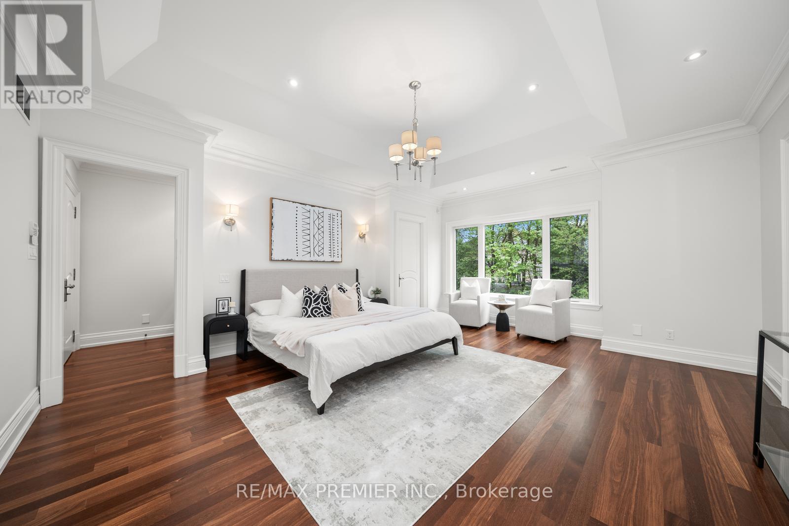 Photo 11 of 117 Upper Canada Drive, Toronto ON