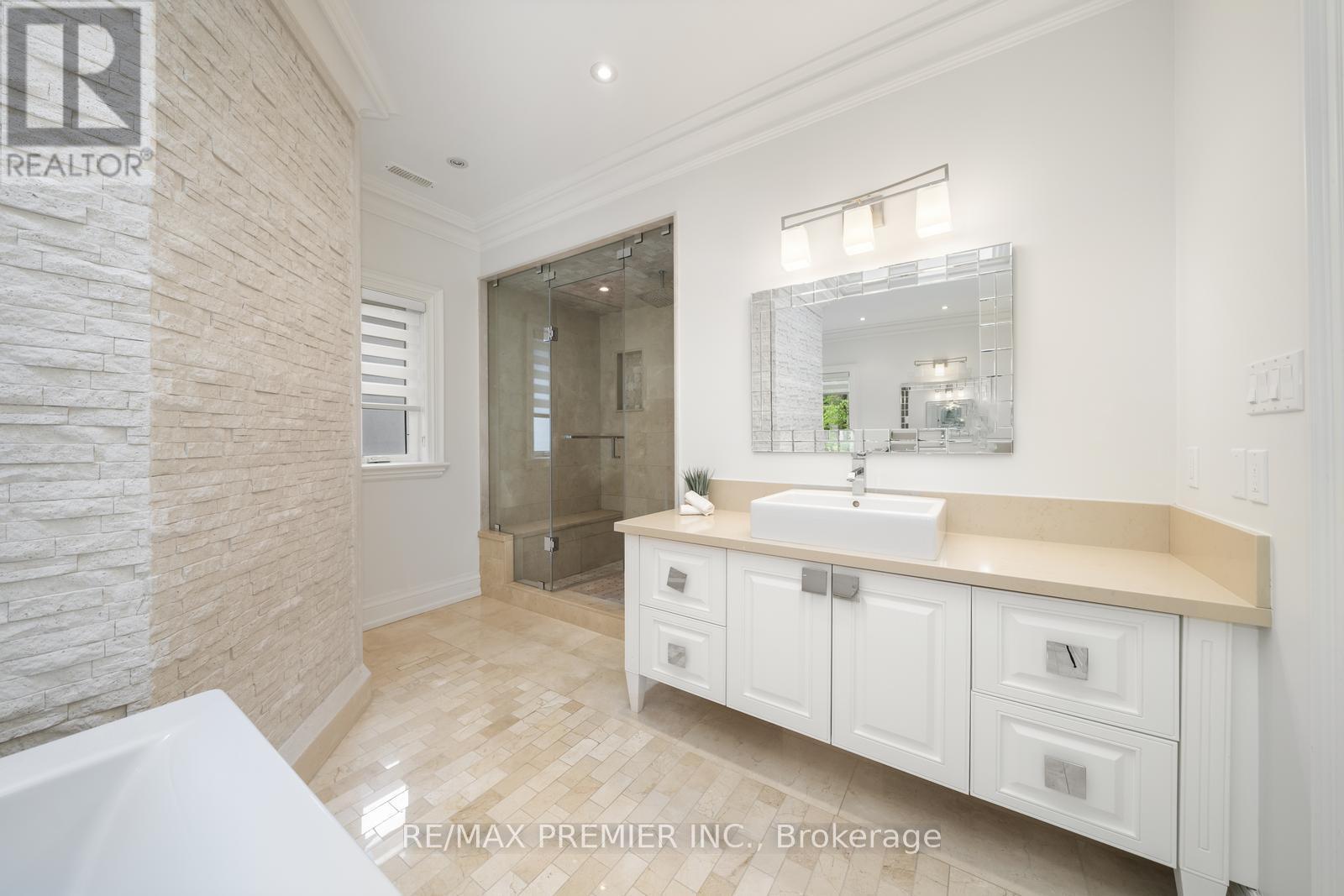 Photo 35 of 117 Upper Canada Drive, Toronto ON