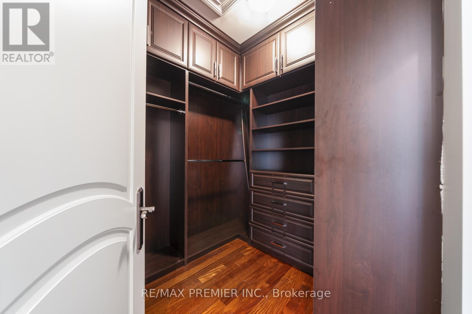 Photo 13 of 117 Upper Canada Drive, Toronto ON