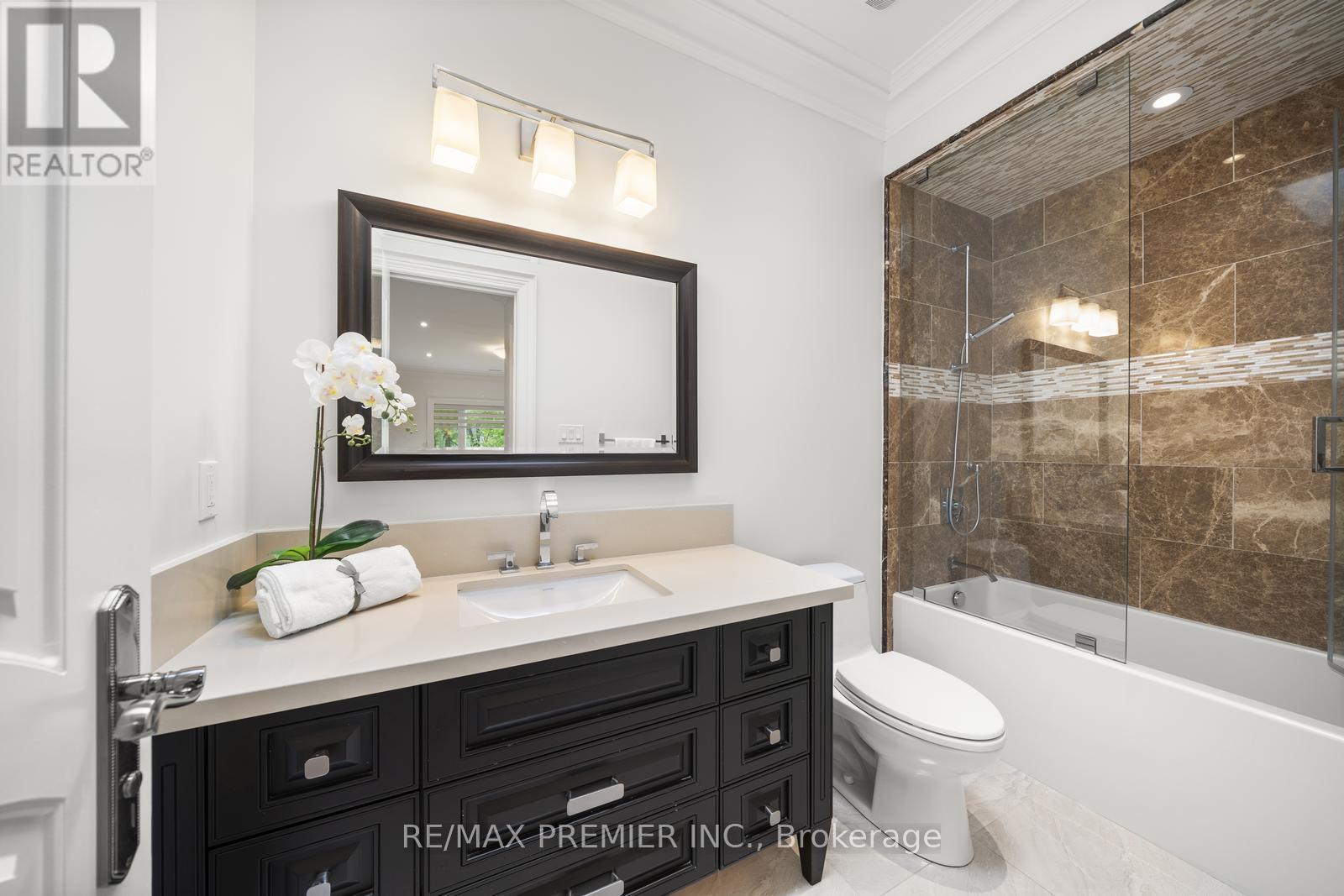 Photo 18 of 117 Upper Canada Drive, Toronto ON