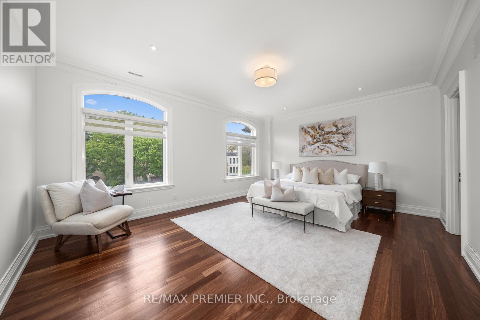 Photo 9 of 117 Upper Canada Drive, Toronto ON