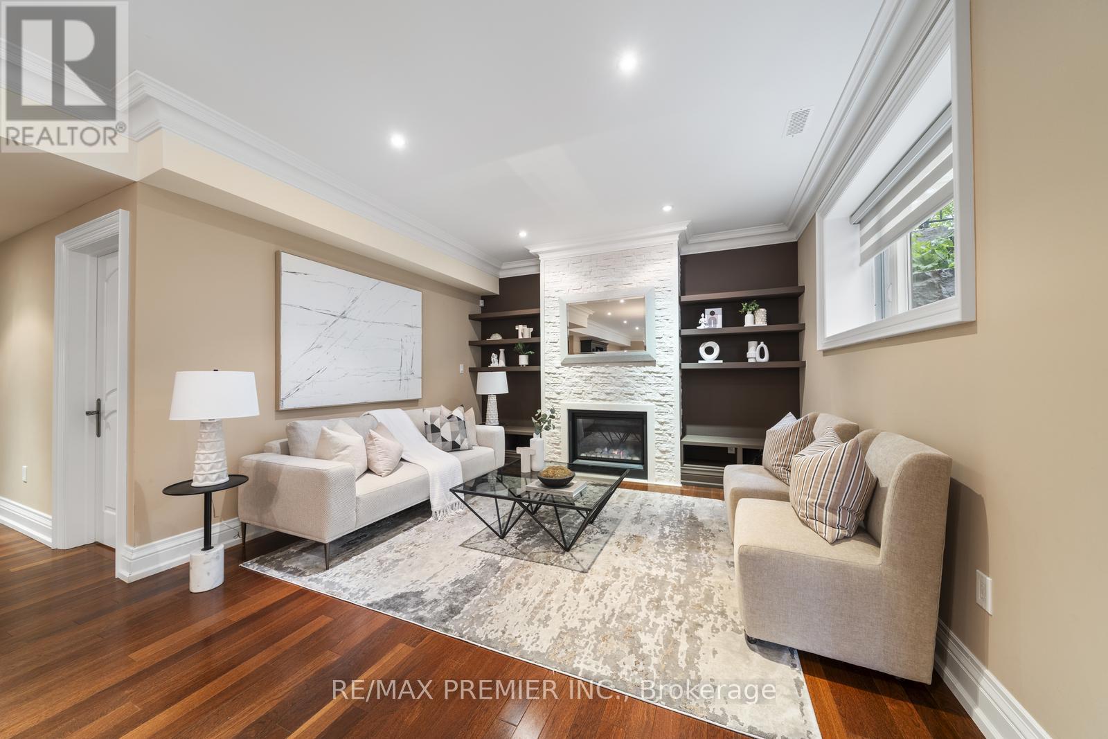 Photo 8 of 117 Upper Canada Drive, Toronto ON