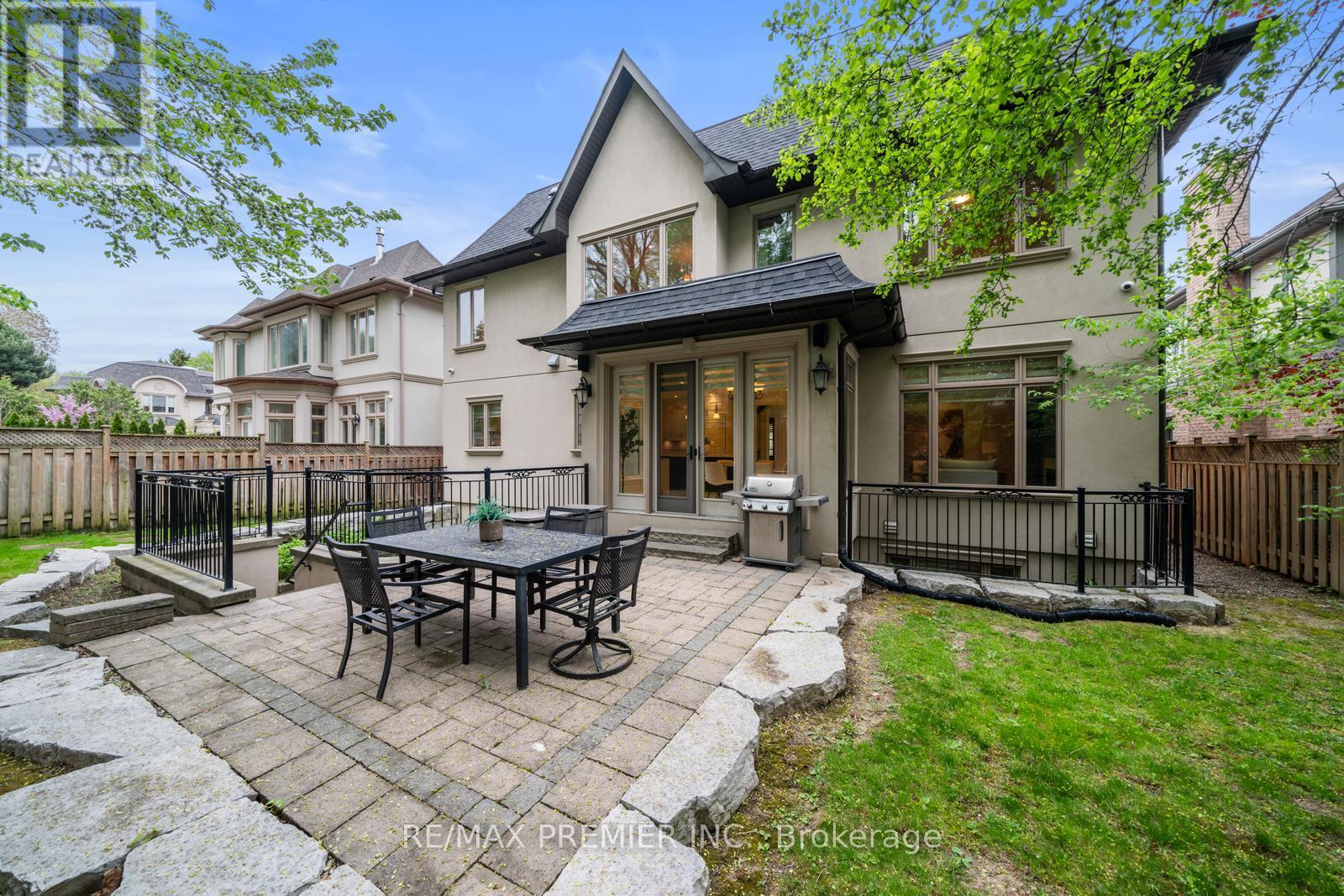 Photo 33 of 117 Upper Canada Drive, Toronto ON