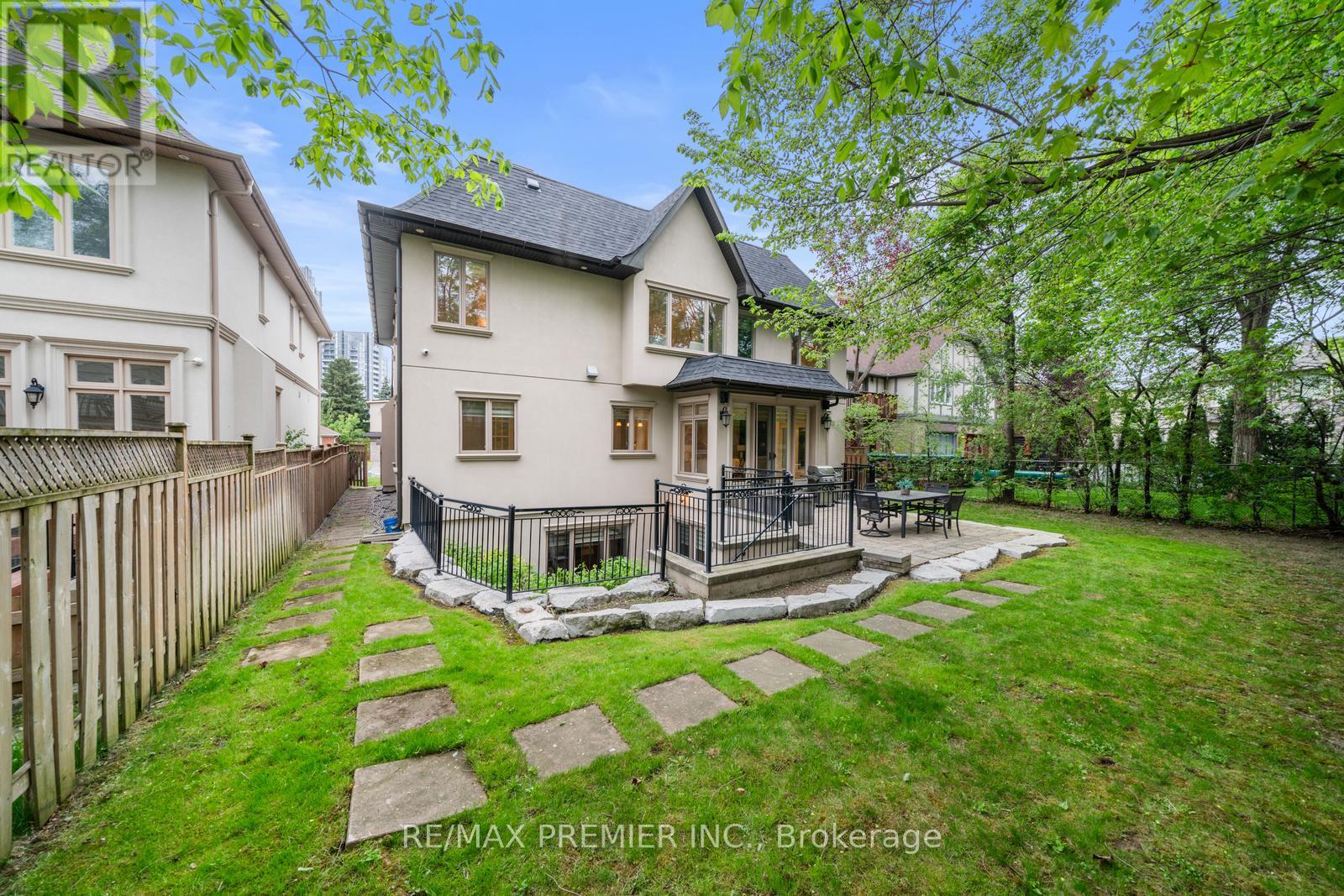 Photo 12 of 117 Upper Canada Drive, Toronto ON