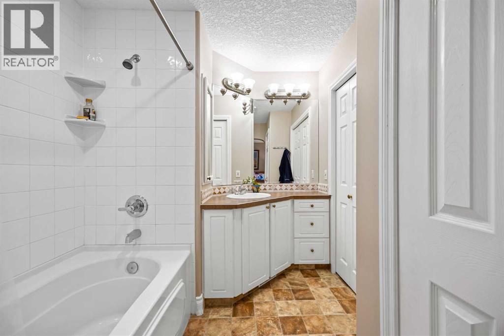 Photo 18 of 15 Wilshire Place Sw, Calgary AB