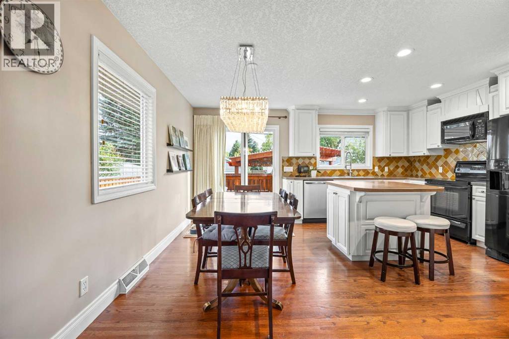 Photo 3 of 15 Wilshire Place Sw, Calgary AB