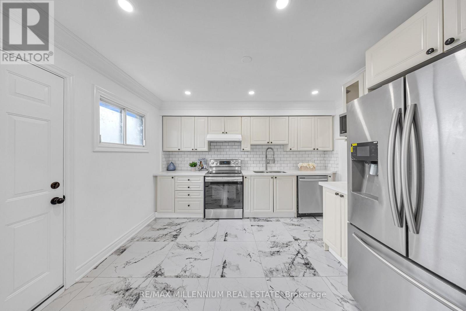 Photo 10 of 962 Midland Avenue, Toronto ON