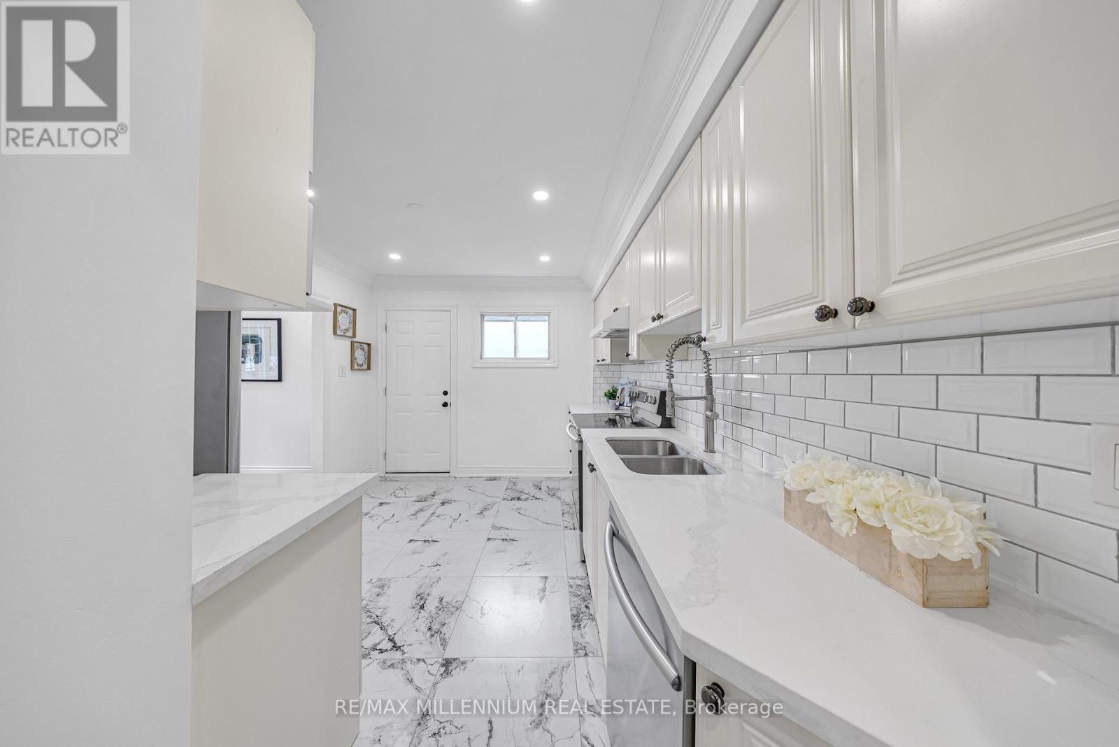 Photo 12 of 962 Midland Avenue, Toronto ON