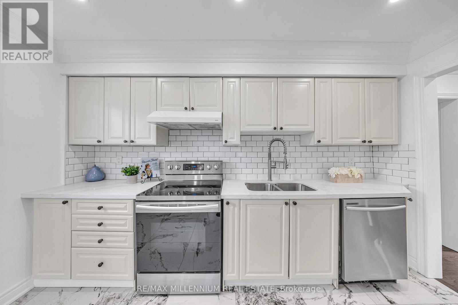 Photo 13 of 962 Midland Avenue, Toronto ON