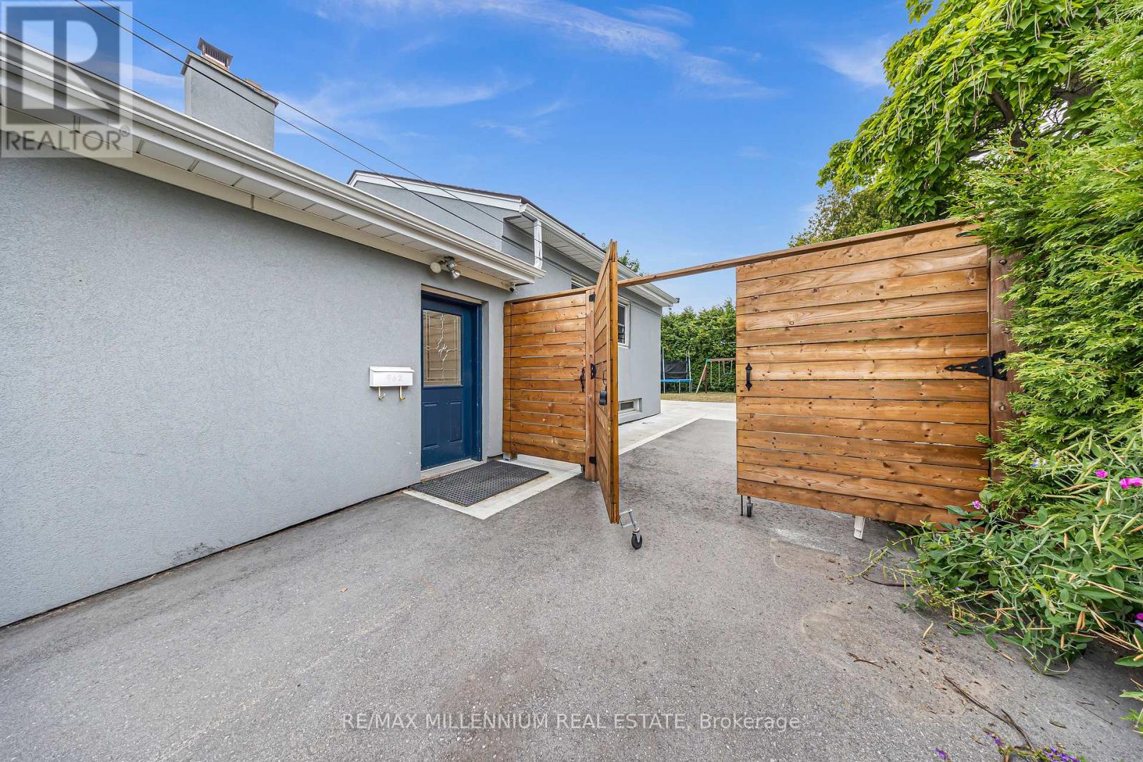 Photo 2 of 962 Midland Avenue, Toronto ON