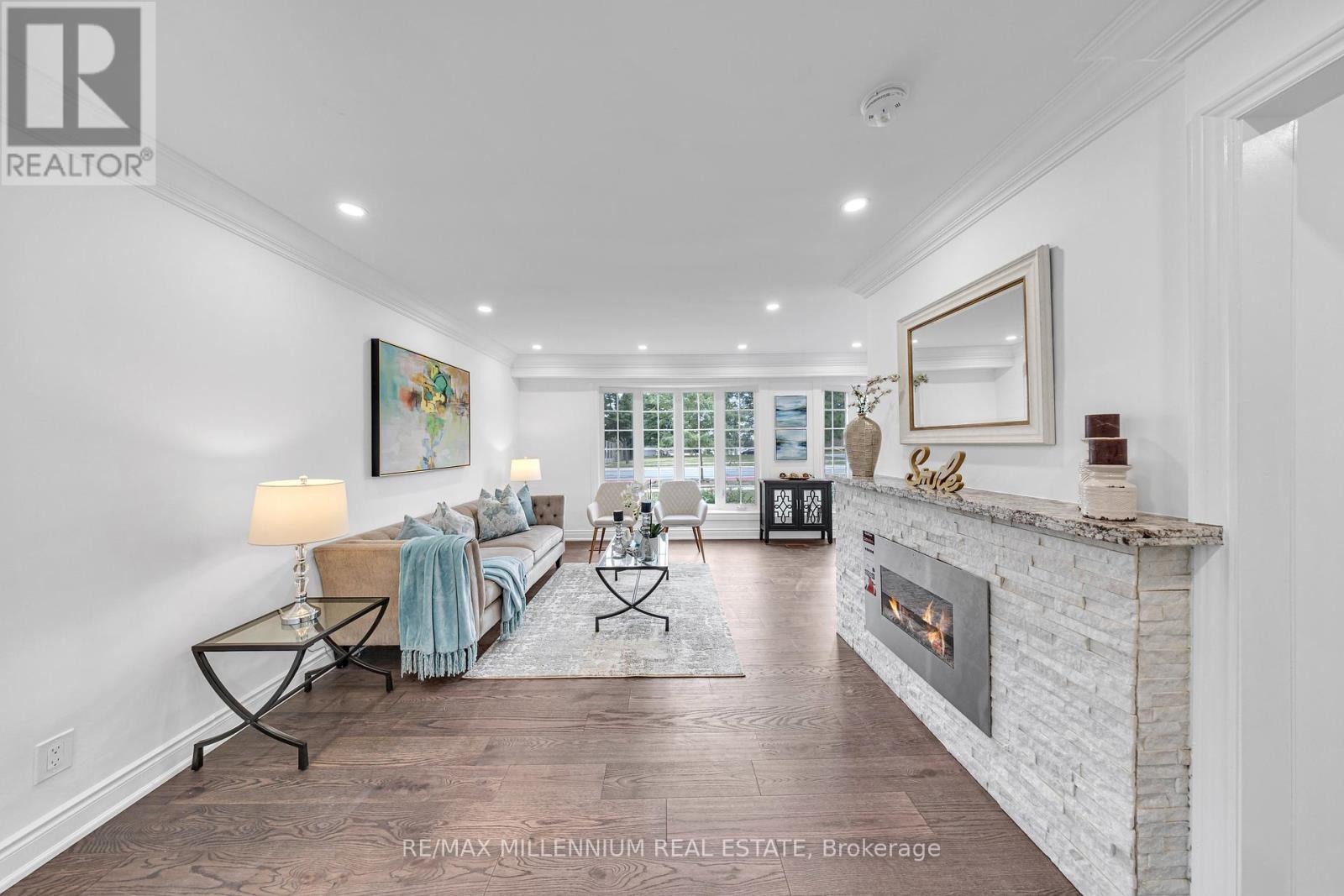Photo 4 of 962 Midland Avenue, Toronto ON