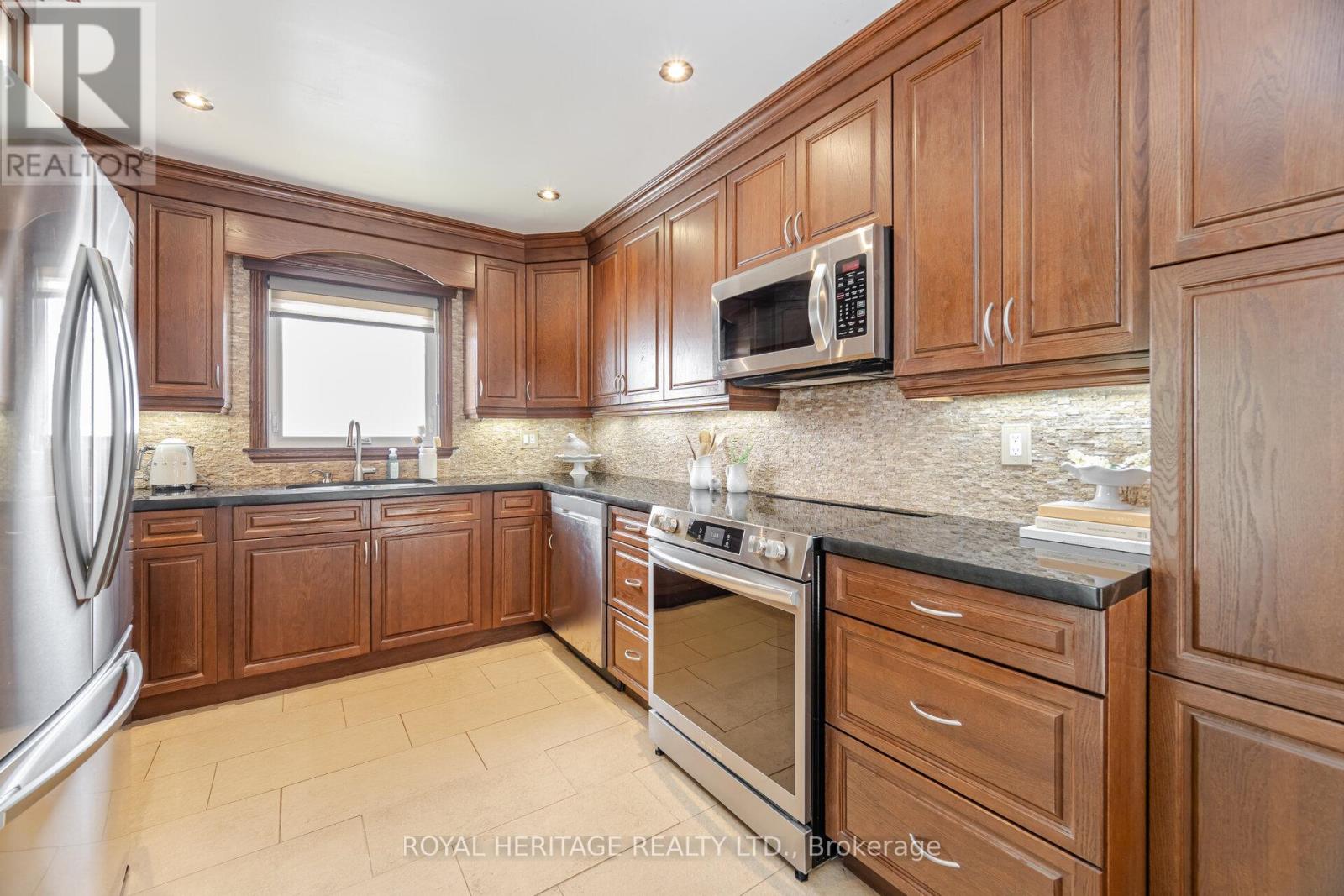Photo 8 of 6 Field Crescent, Ajax ON