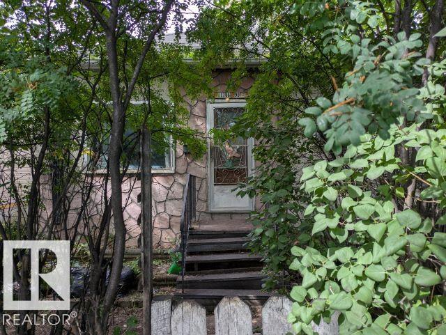 Photo 2 of 11706 90 St Nw, Edmonton AB