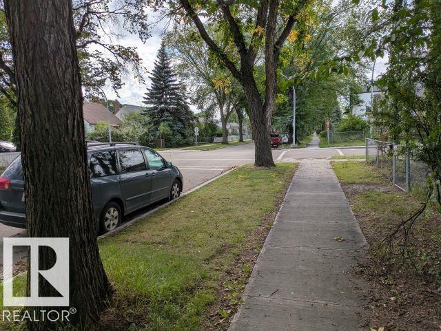 Photo 4 of 11706 90 St Nw, Edmonton AB