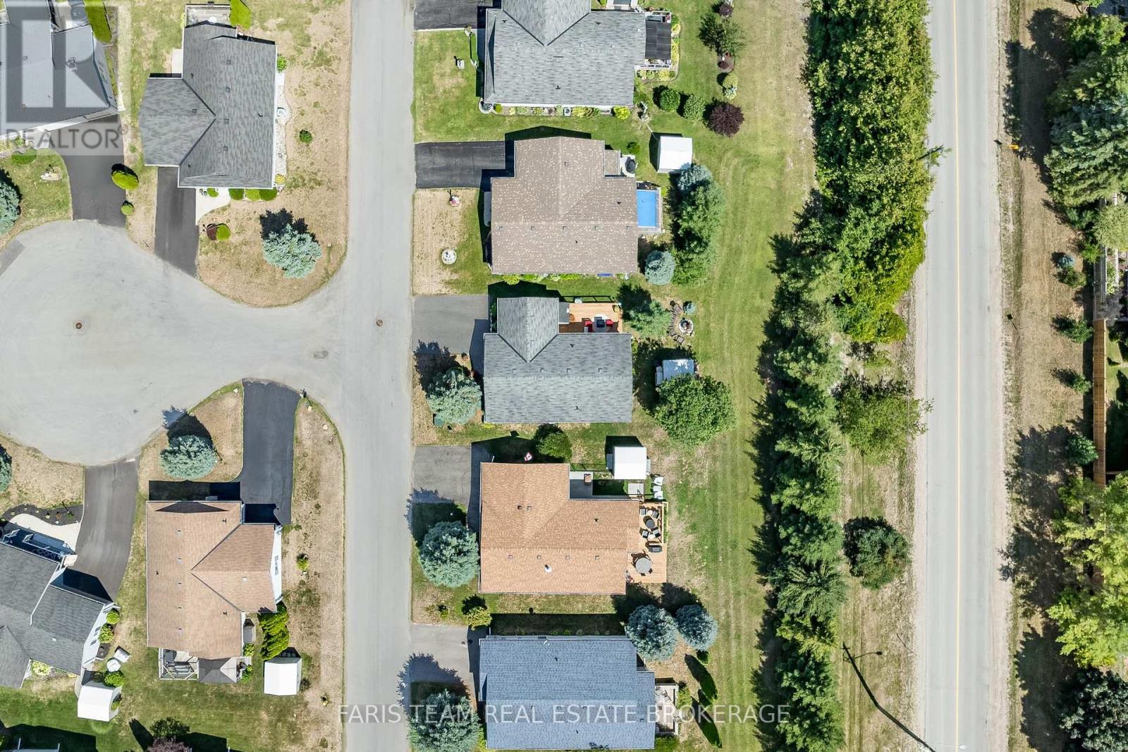 Photo 25 of 61 Pennsylvania Avenue, Wasaga Beach ON