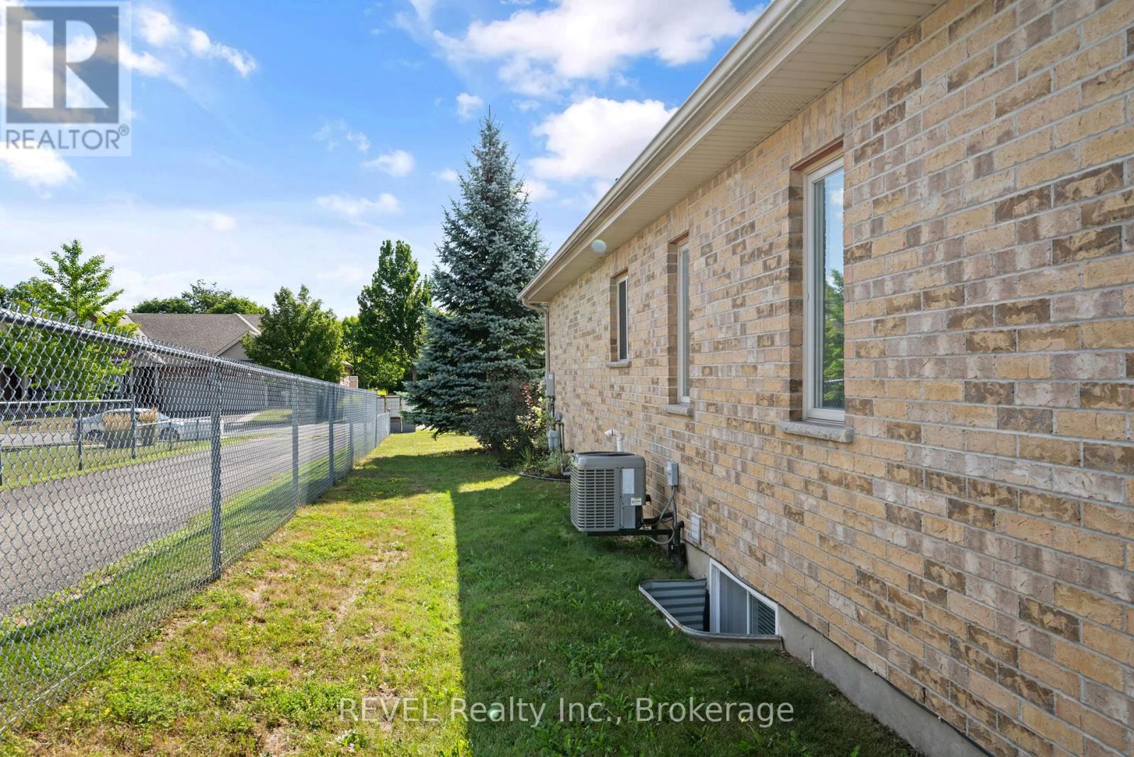 Photo 45 of 159 Willowlanding Court, Welland ON