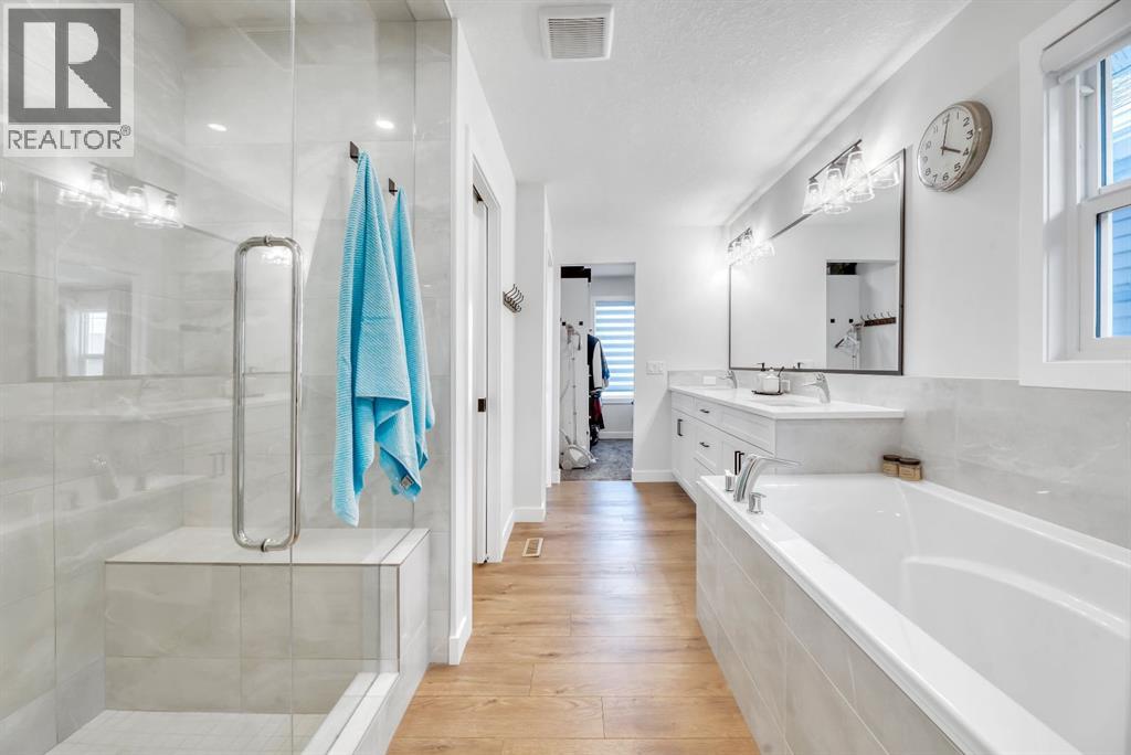 Photo 11 of 240 Creekstone Path Sw, Calgary AB