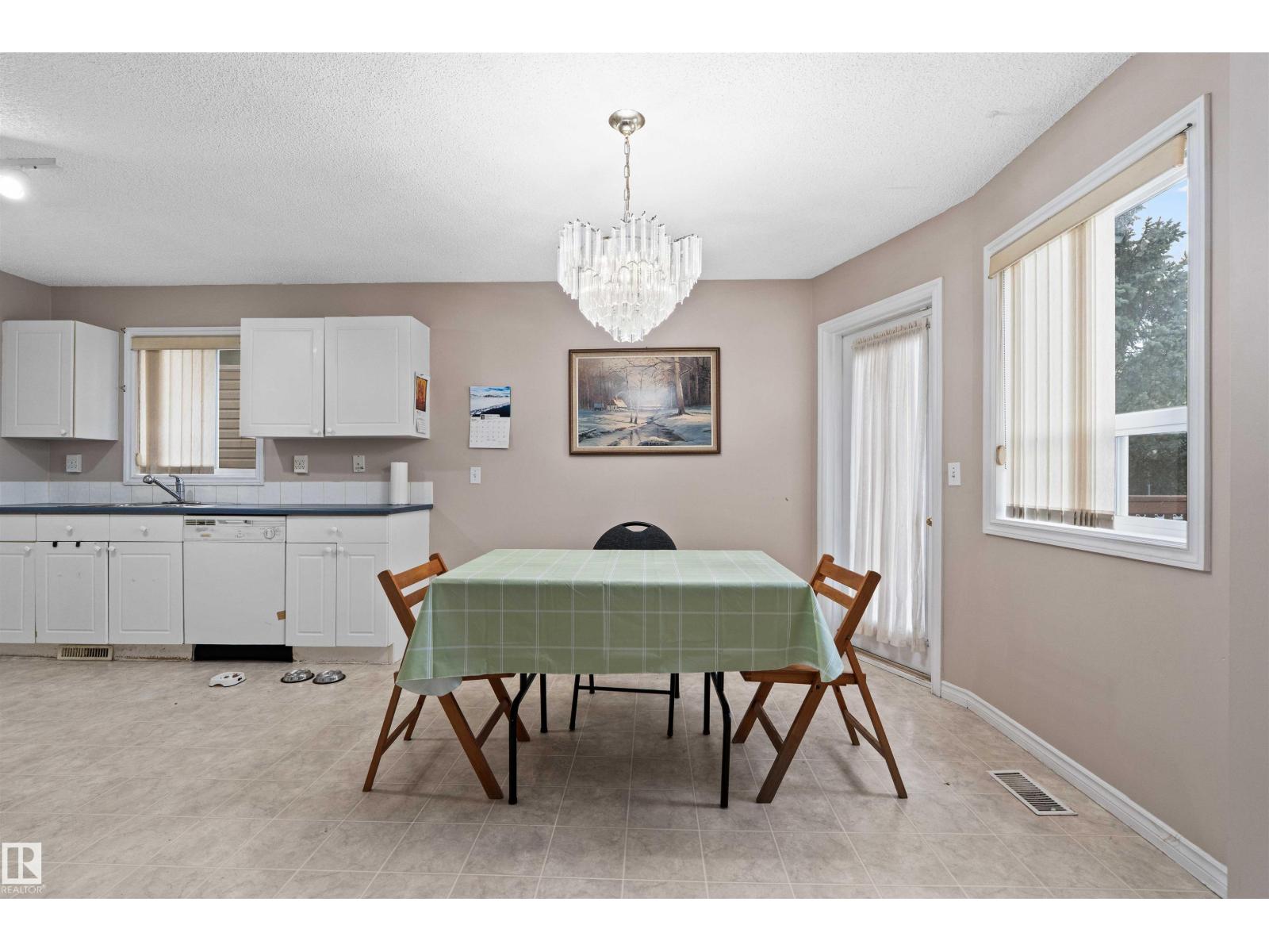 Photo 7 of 4804 147 Av Nw, Edmonton AB