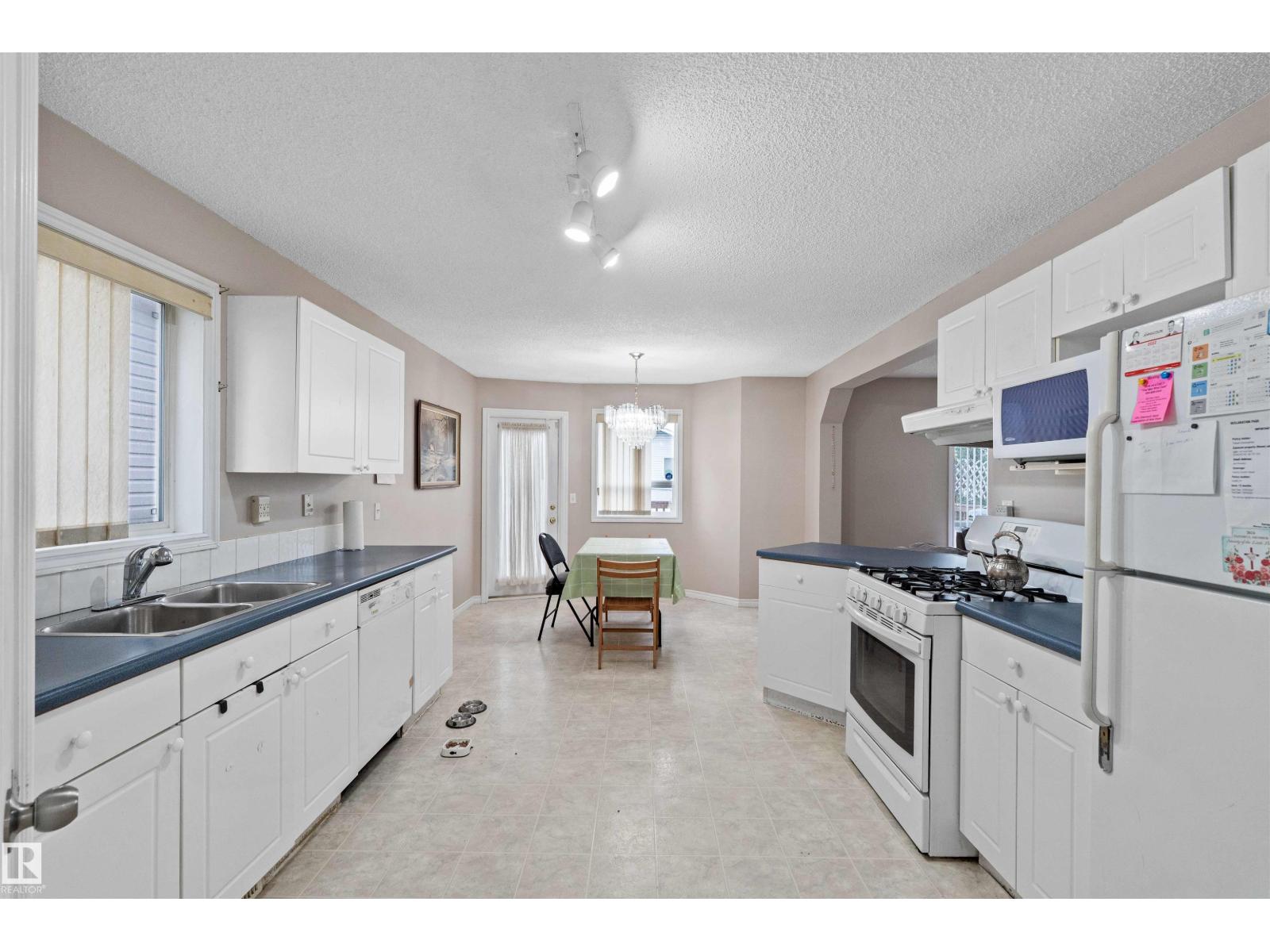 Photo 11 of 4804 147 Av Nw, Edmonton AB