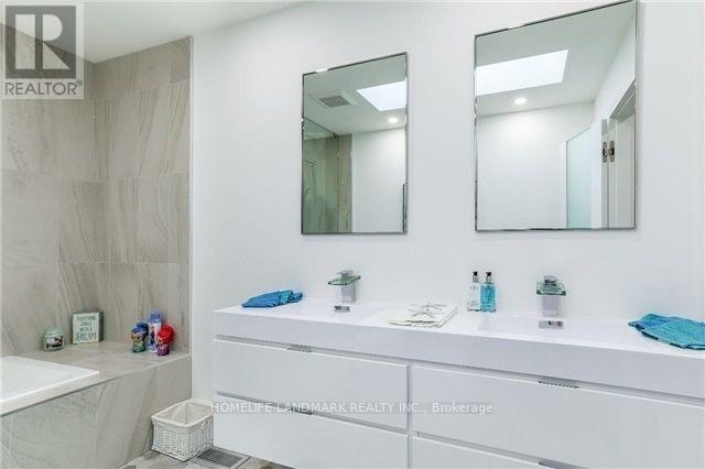 Photo 2 of 428 Sandmere Place, Oakville ON