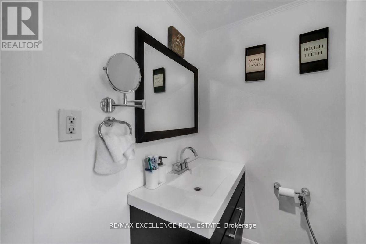 Photo 33 of 626 Downie Street, Peterborough Central ON