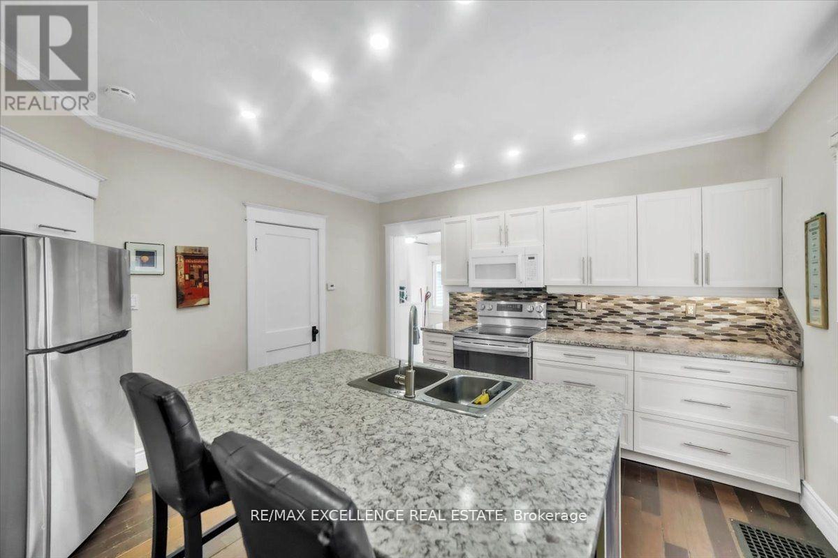 Photo 35 of 626 Downie Street, Peterborough Central ON