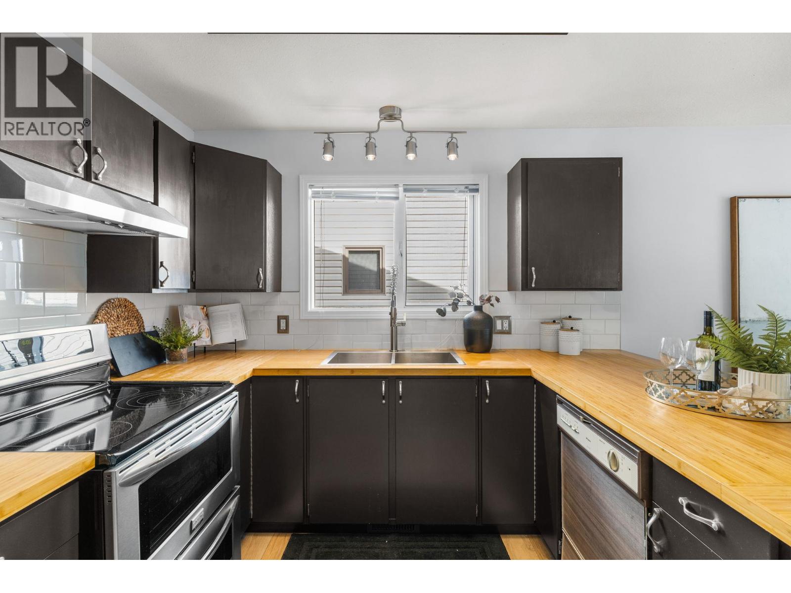 Photo 10 of 2050 Zinnia Road, Kelowna BC