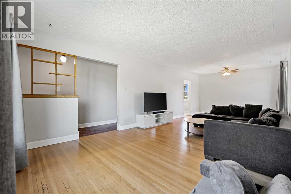 Single Family House Bungalow for Sale in  Governor Drive SW Glamorgan Calgary 