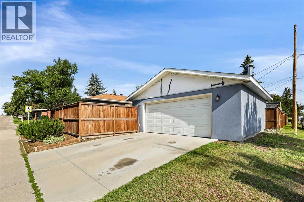Single Family House Bungalow for Sale in  Governor Drive SW Glamorgan Calgary 