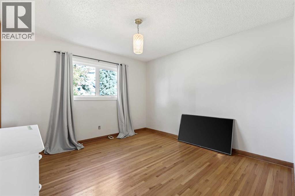 Single Family House Bungalow for Sale in  Governor Drive SW Glamorgan Calgary 