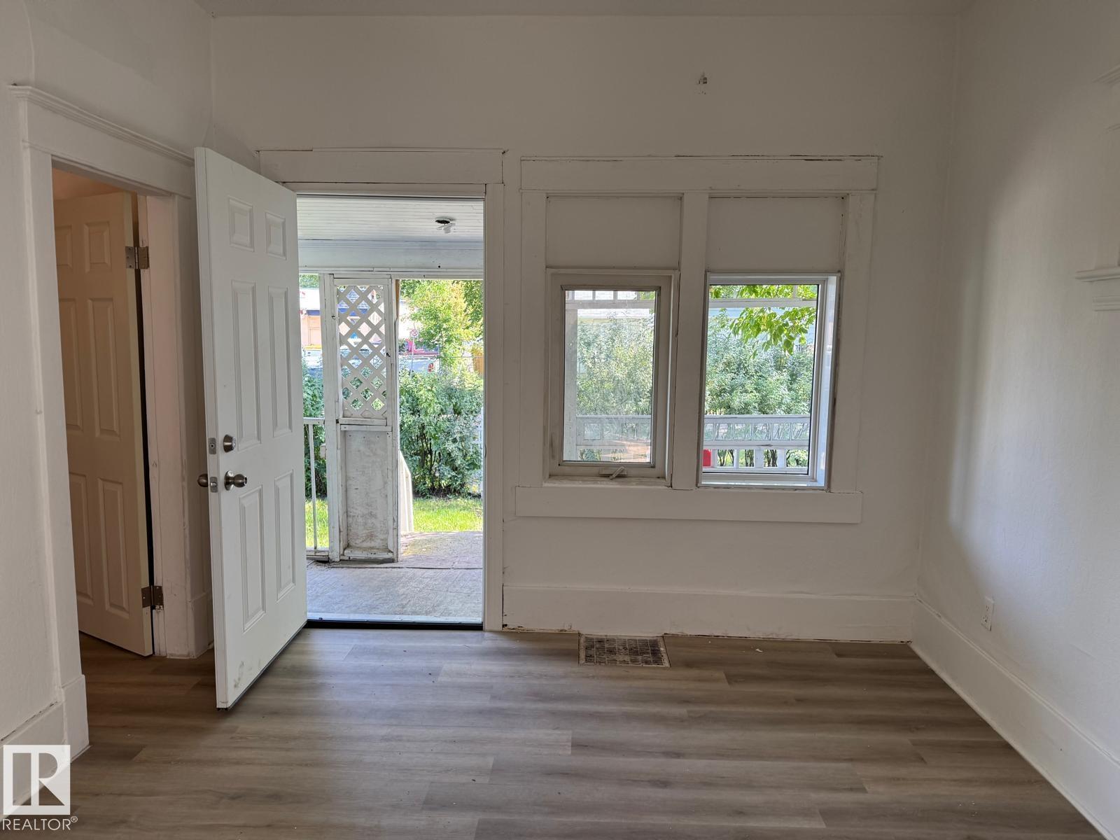 Photo 2 of 11734 87 St Nw, Edmonton AB