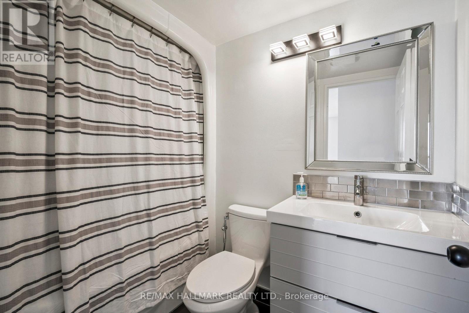 Photo 7 of 1214 7 Bishop Avenue, Toronto ON
