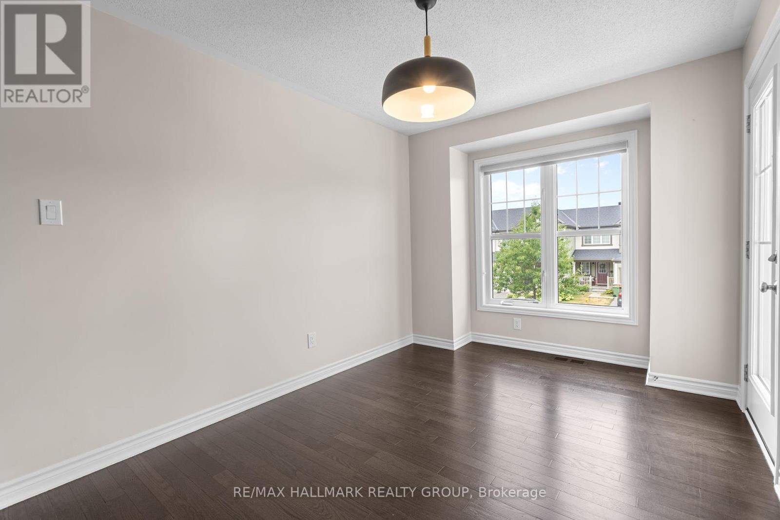 Photo 9 of 463 White Arctic Avenue, Ottawa ON