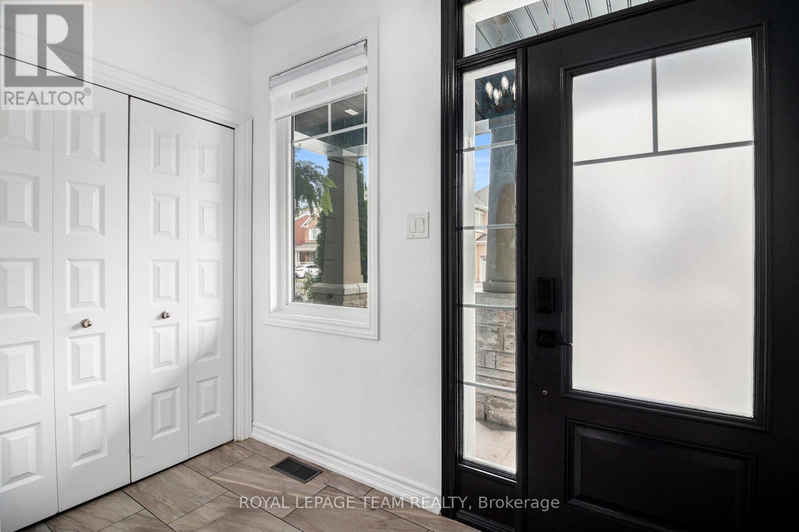 Photo 12 of 283 Casa Grande Circle, Ottawa ON