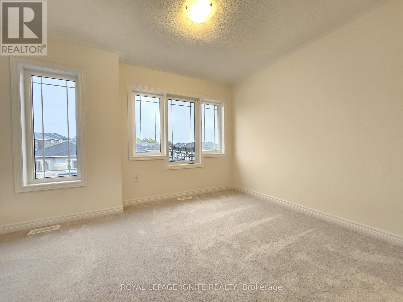 Photo 19 of 919 Crowsnest Hollow, Pickering ON