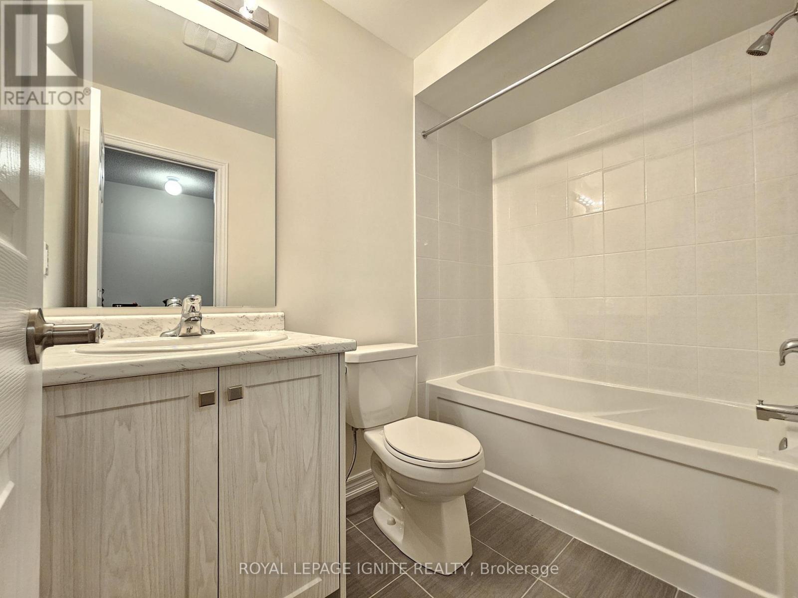 Photo 13 of 919 Crowsnest Hollow, Pickering ON