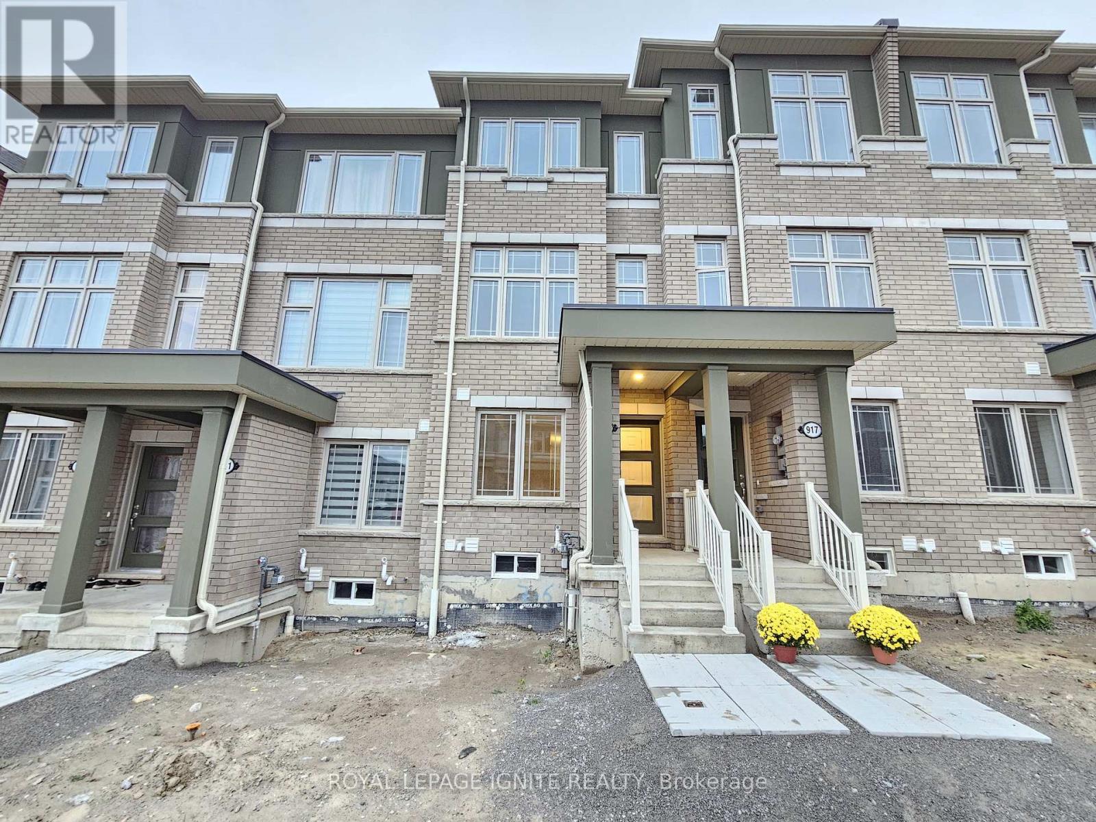 Photo 15 of 919 Crowsnest Hollow, Pickering ON