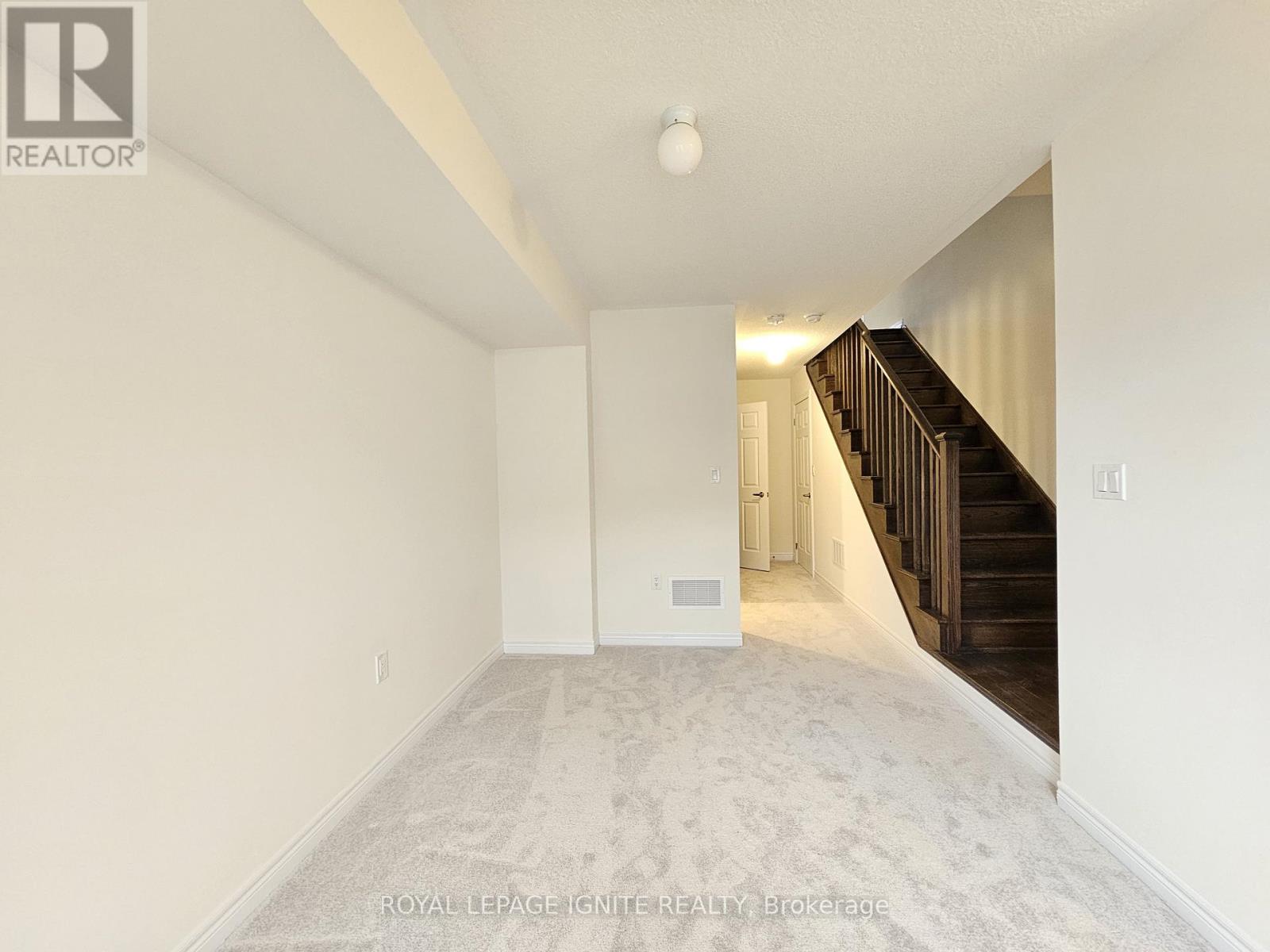 Photo 18 of 919 Crowsnest Hollow, Pickering ON