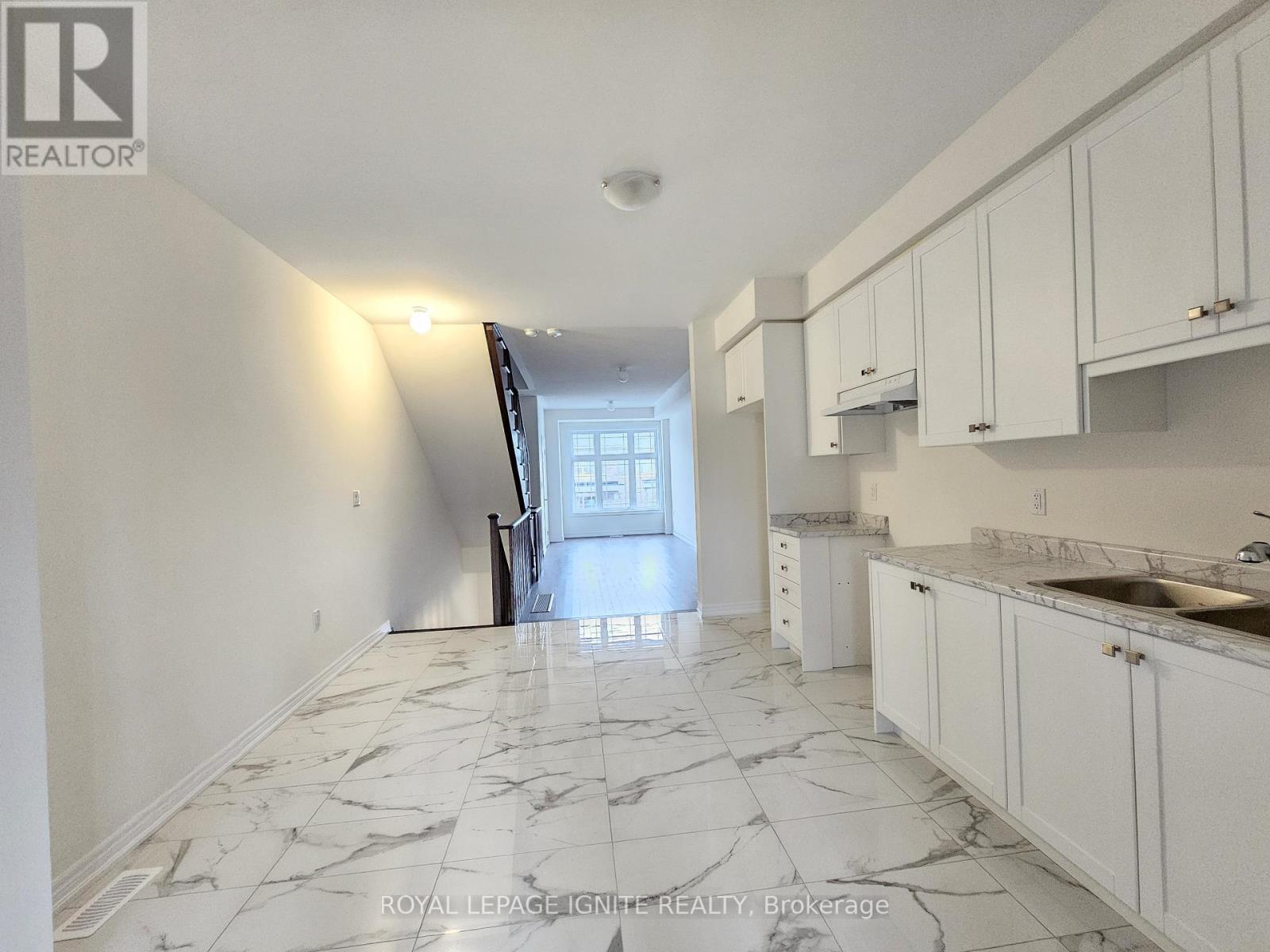 Photo 11 of 919 Crowsnest Hollow, Pickering ON