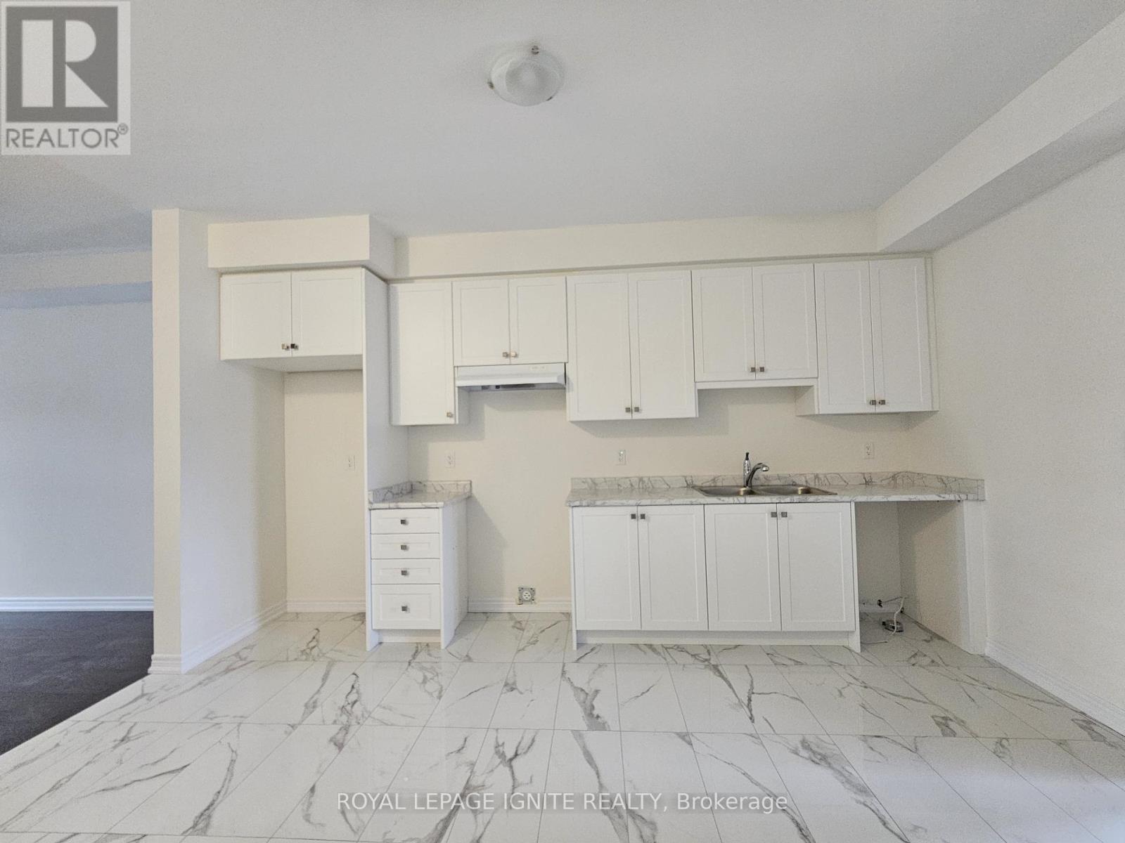 Photo 2 of 919 Crowsnest Hollow, Pickering ON