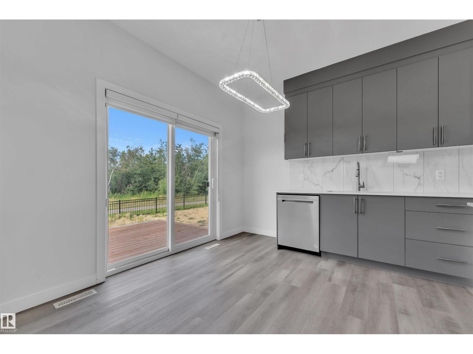 Photo 13 of 348 33 Av Nw, Edmonton AB