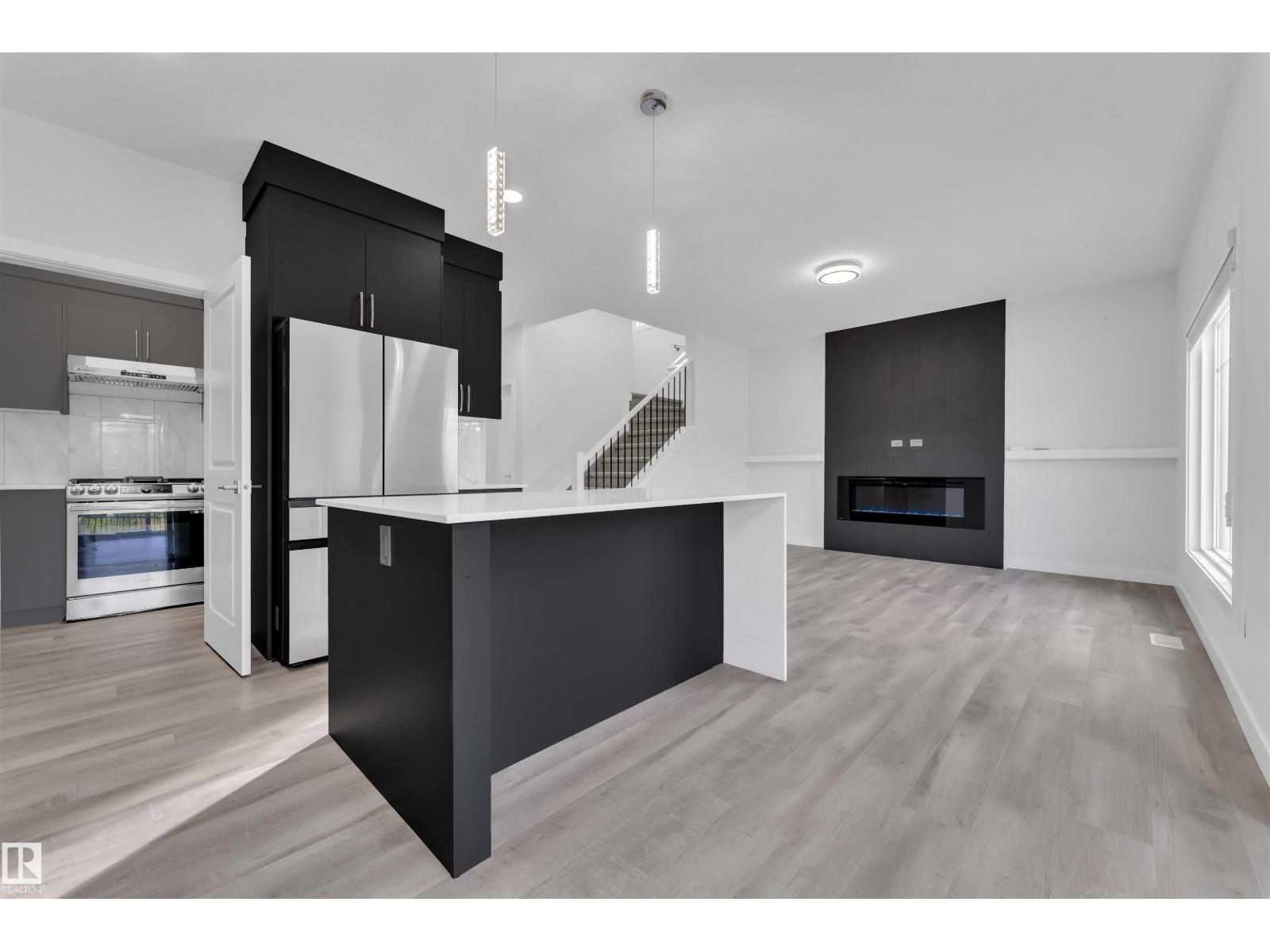 Photo 15 of 348 33 Av Nw, Edmonton AB