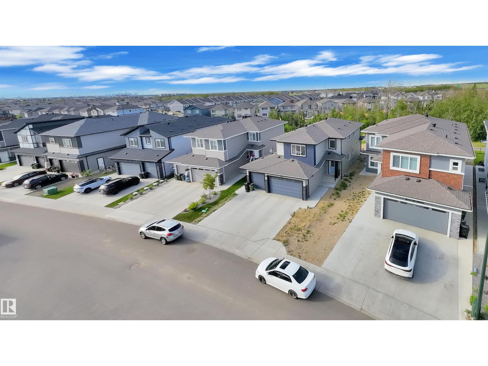 Photo 3 of 348 33 Av Nw, Edmonton AB