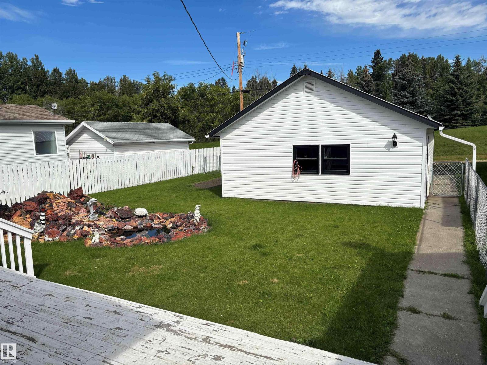 Photo 18 of 5008 53 Ave, Breton AB