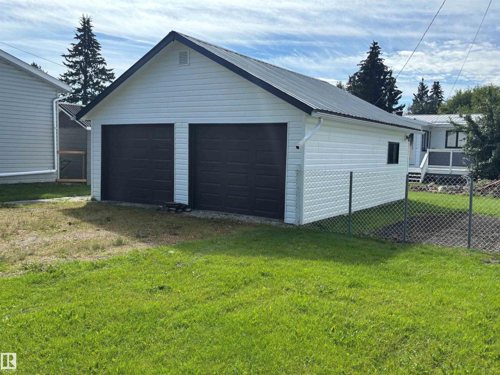 Photo 2 of 5008 53 Ave, Breton AB