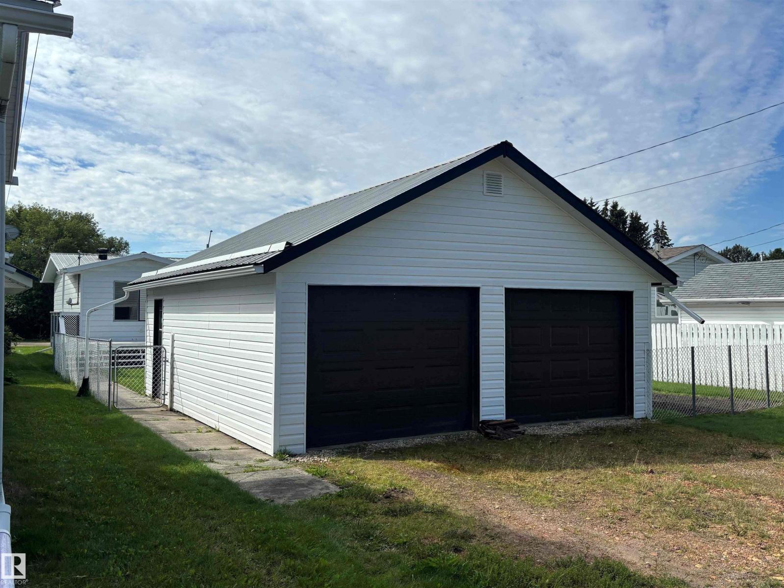 Photo 7 of 5008 53 Ave, Breton AB