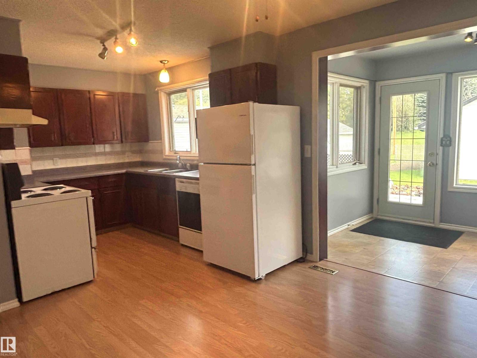 Photo 6 of 5008 53 Ave, Breton AB