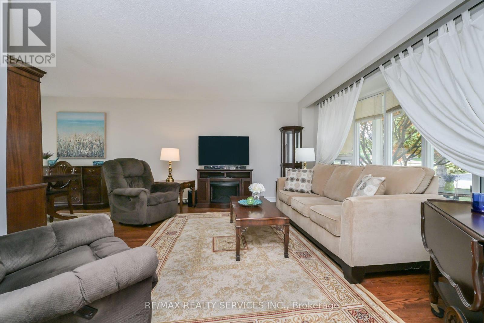 Photo 12 of 23 Governor Grove Crescent, Brampton ON