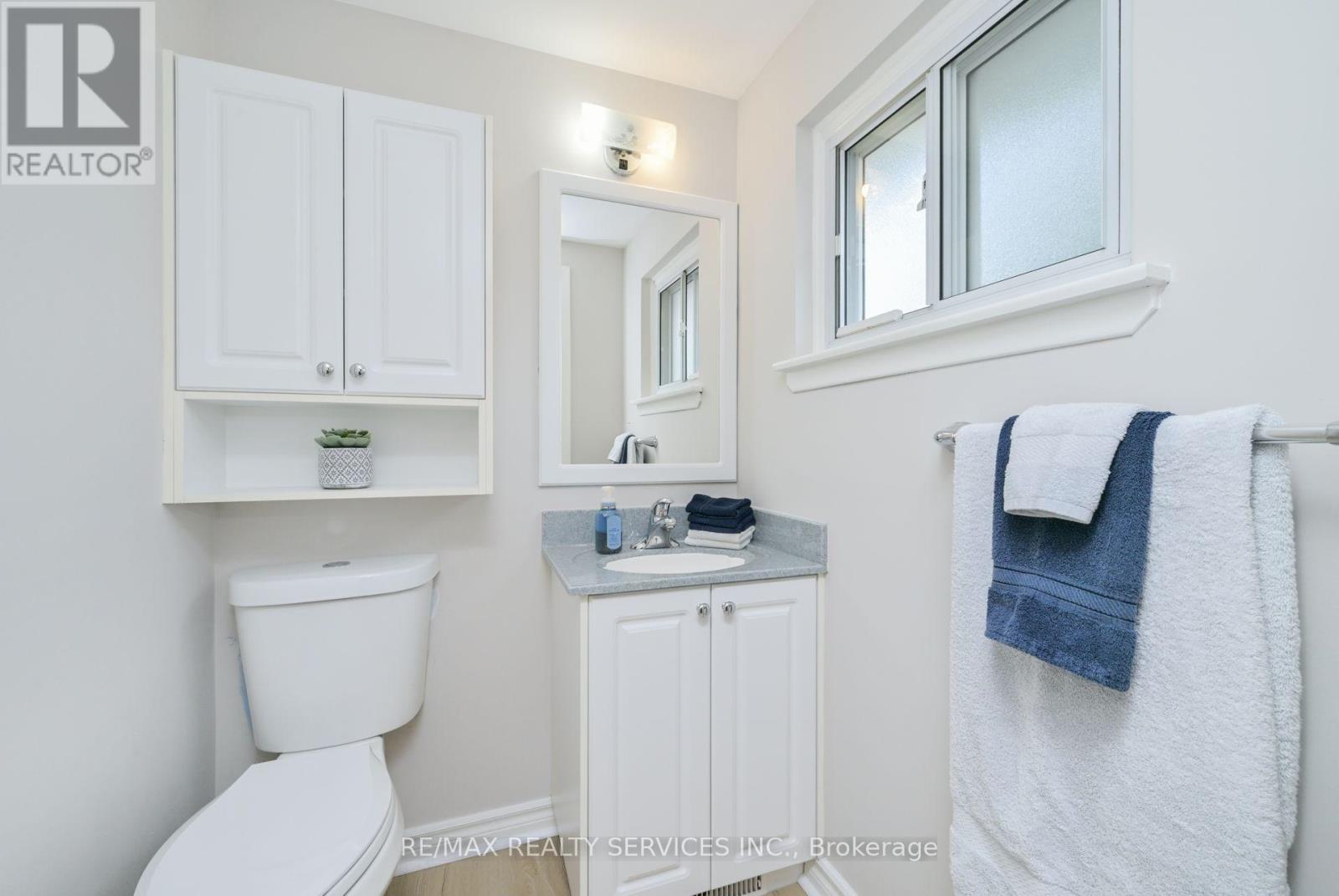 Photo 17 of 23 Governor Grove Crescent, Brampton ON
