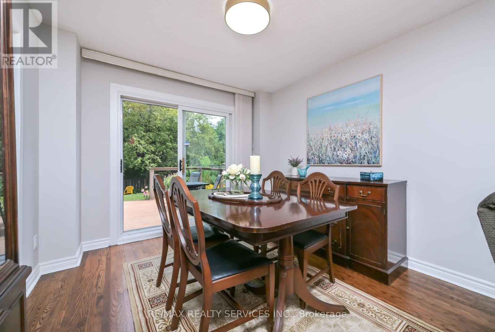 Photo 9 of 23 Governor Grove Crescent, Brampton ON